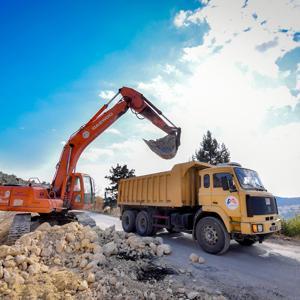 Büyükşehir, Erdemli’de 17 kilometrelik yolda genişletme çalışması yapıyor