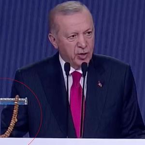 Filistinli çocuklar Cumhurbaşkanı Erdoğan’a hediye etti Konuşması boyunca kürsüde tutuldu | Video Haber