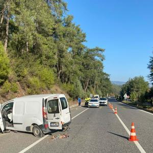 Kamyonet, istinat duvarına çarptı; 2 çocuk öldü, sürücü baba yaralı