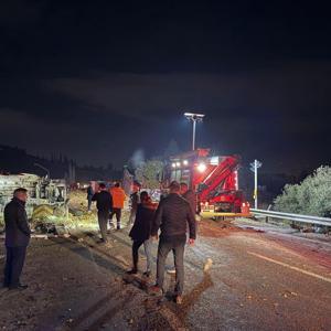 İzmirde 6 araç zincirleme kazaya karıştı: 2 ölü, 7 yaralı