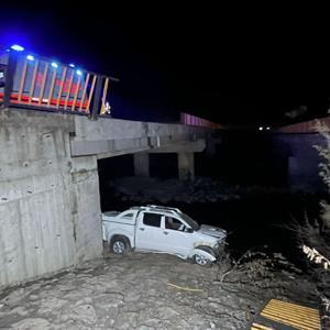 Hakkaride 15 metre yükseklikteki köprüden Zap Suyuna uçan kamyonette 4 kişi yaralandı