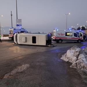 Buzlanan yolda işçi servis minibüsü devrildi; 7 yaralı