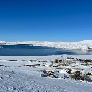 Çıldır Gölüne mevsimin ilk karı düştü; işletmeler sezon hazırlıklarını hızlandırdı