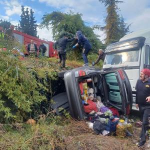 Salihlide otomobil refüjü aşıp, yoldan çıkarak park halindeki kamyona çarptı: 1 yaralı