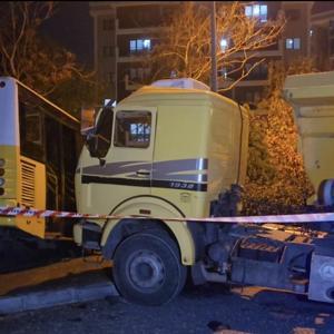 İstanbul-Başakşehirde İETT otobüsü park halindeki hafriyat kamyonuna çarptı: 1 yaralı