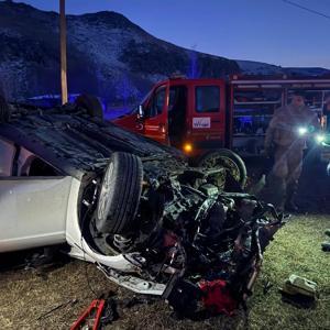 Otomobilde sıkışan yaralı sürücüyü itfaiye ekipleri kurtardı