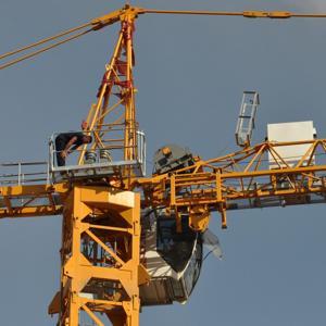 45 metre yüksekteki vinçte oğlunun doğum gününü kutlayıp, namaz kıldı