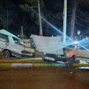 Edirnede aydınlatma direğine çarpıp ikiye bölünen otomobildeki 2 kişi ağır yaralandı