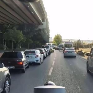 Sürücülerin fermuar yöntemiyle ambulansa yol verme anı kamerada