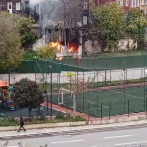 İstanbul - Beyoğlu’nda 2 katlı metruk bina alev alev yandı