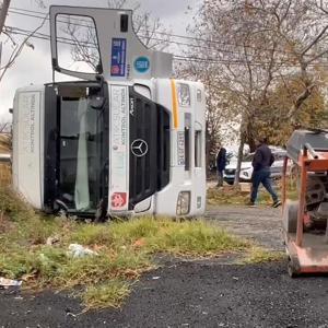 İstanbul - Beylikdüzünde yol çöktü, hafriyat kamyonu çukura düştü