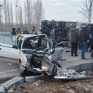 Öğrenci servis midibüsü ile otomobil çarpıştı: 29 yaralı