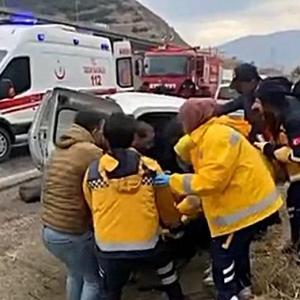 Hafif ticari araç ile TIR çarpıştı; 1 ölü, 3 yaralı