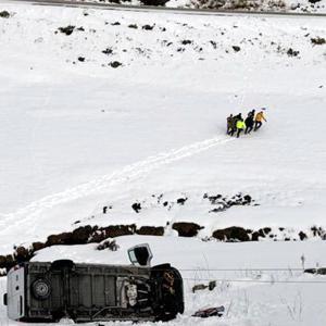 Minibüs, karla kaplı şarampole devrildi; sıkışan şoför kurtarıldı