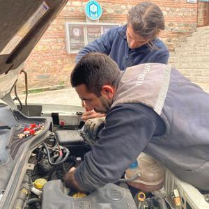 Girdiği aracın motorunda sıkışan yavru kedi, Yıldırım Belediyesi ekiplerince kurtarıldı