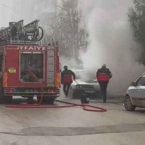 Park halinde alev alan otomobil, söndürüldü