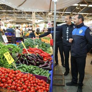 Bayraklı zabıtasından pazar yeri denetimi