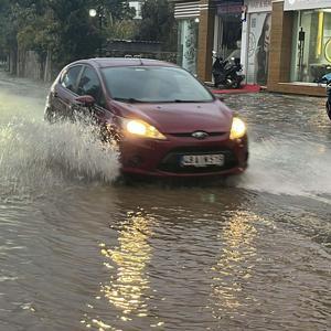 Bodrumda sağanak; cadde ve sokaklar suyla doldu