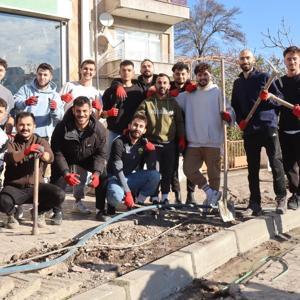 Futbolcular parke taşı döşeyerek antrenman yaptı