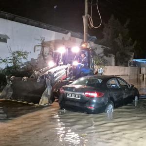 Bodrumda sel baskını; 11den fazla evi su bastı, otomobilde mahsur kalan belediye personelleri kurtarıldı