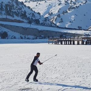 Donan 1700 rakımdaki gölde buz pateni