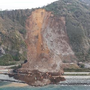 Karadeniz Sahil Yolunda heyelanın izleri siliniyor; 1 araç aranıyor