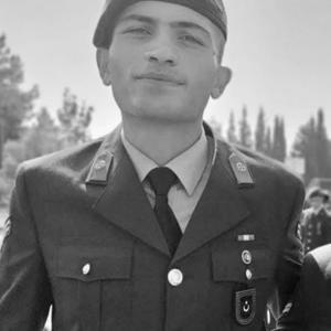 Şehit astsubayın babaevine ateş düştü
