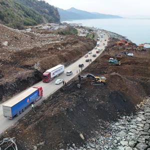 Karadeniz Sahil Yolunda kapalı şeritte heyelan temizliği