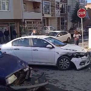 İstanbul- Ümraniyede 2 otomobil çarpıştı; sürücüler yaralandı