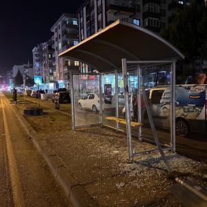 Seyir halindeki kamyondan ayrılan lastik otobüs durağına çarptı: 1 yaralı