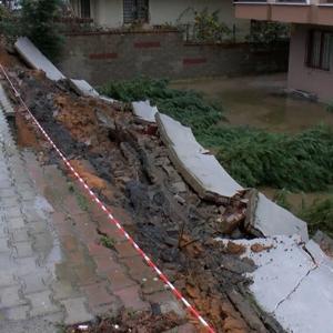 İstanbul- Çekmeköyde sağanak yağış nedeniyle istinat duvarı çöktü