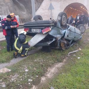 Tünel çıkışında otomobilin bariyere çarptığı kaza kamerada; 1 yaralı