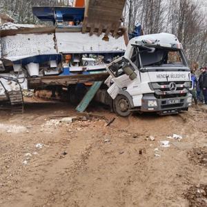 TIRın dorsesindeki taş kırma makinesi devrildi; kabinde sıkışan belediye işçisi öldü