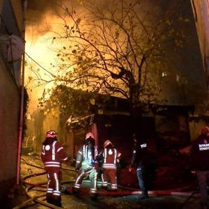 İstanbul-Beyoğlunda gecekondu alev alev yandı; patlama anı kamerada