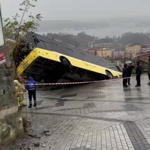 İstanbul- Beykozda yokuş aşağı kayan İETT otobüsü evin bahçesine düştü