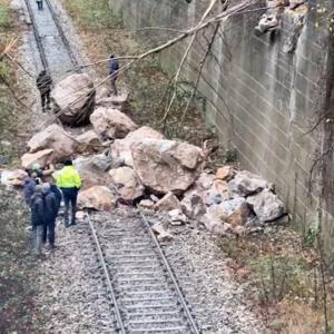 Karabük’te heyelan nedeniyle demir yolu ulaşıma kapandı