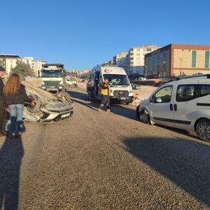 Besnide otomobil ile hafif ticari aracın çarpışması sonucu 2 kişi yaralandı