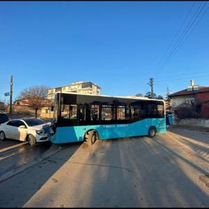 Halk otobüsü ile otomobil çarpıştı; 6 yaralı