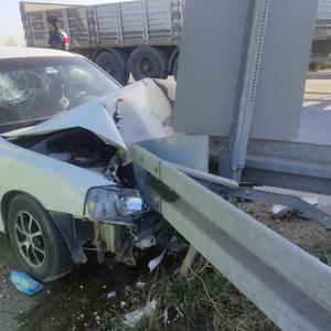 Bariyere çarpan otomobildeki 2 kişi yaralandı