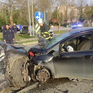 Kavşakta çarpışan otomobillerin sürücüleri yaralandı