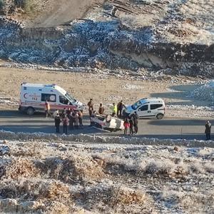 Hafif ticari araç ile otomobil çarpıştı: 2 yaralı