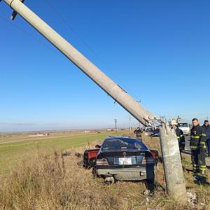 Elektrik direğine çarpan otomobilde 2 kişi yaralandı