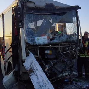 Manisada servis midibüsü ile TIR çarpıştı: 22 işçi yaralı