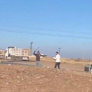 TIR şoförlerinin yol verme kavgası kamerada