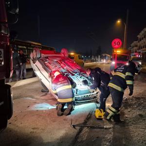 Tramvay yolunda kaza yapan otomobilin sürücüsü yaralandı