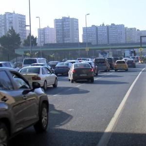 İstanbul - Bahçelievler D-100de üst geçitten geçemeyen TIR trafik yoğunluğu oluşturdu