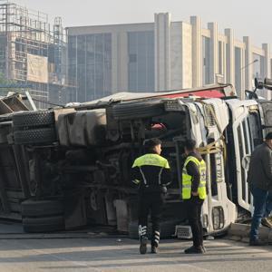 Bursada sunta yüklü TIR devrildi