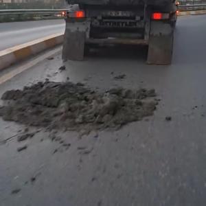 Kağıthane’de hafriyat kamyonu yola çamur dökerek ilerledi; motosikletli kaza atlattı