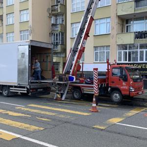 Rizede fırtına sonrası mühürlenen 8 katlı binada oturan aileler taşınıyor