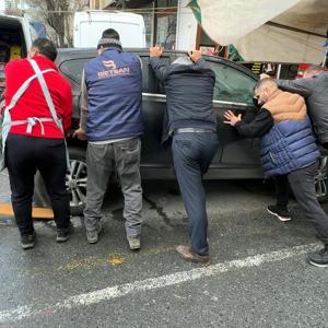 İstanbul- Avcılarda pazar yerinde unutulan cipi hep birlikte çektiler